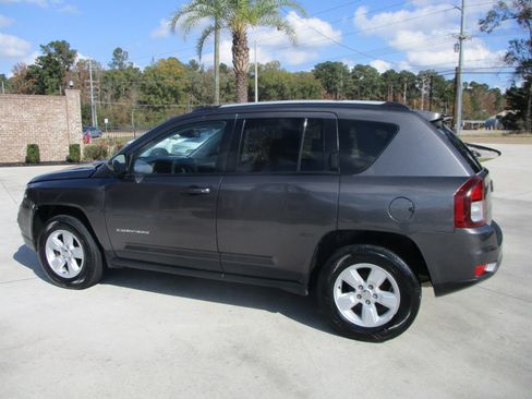 Used 2017 Jeep Compass Latitude image 3
