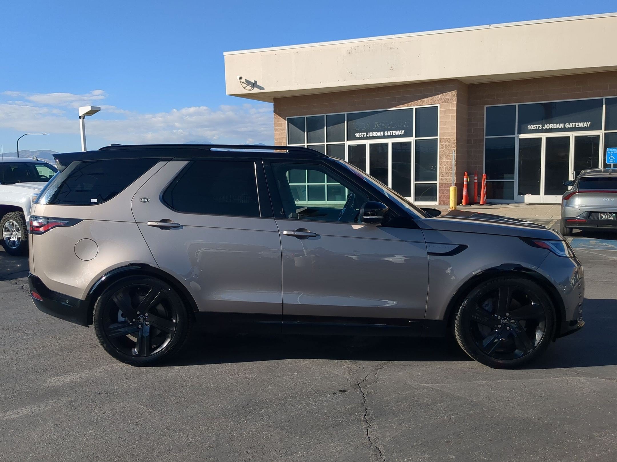 Used 2022 Land Rover Discovery HSE R-Dynamic AWD/4WD image 7