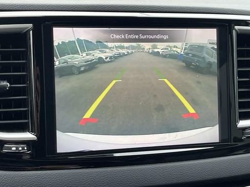 Used 2024 Chrysler Pacifica Touring-L FWD image 36