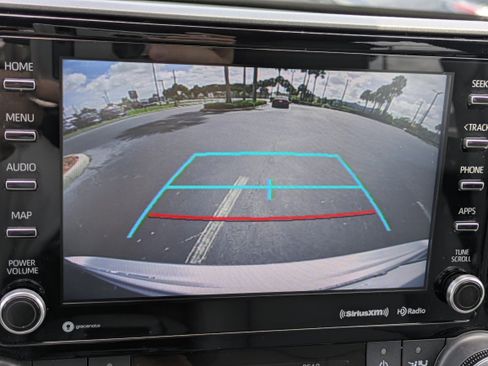Used 2022 Toyota Highlander XLE FWD image 27