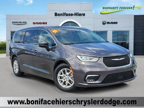 Used 2023 Chrysler Pacifica Touring-L w/ Uconnect Theater Family Group image 1