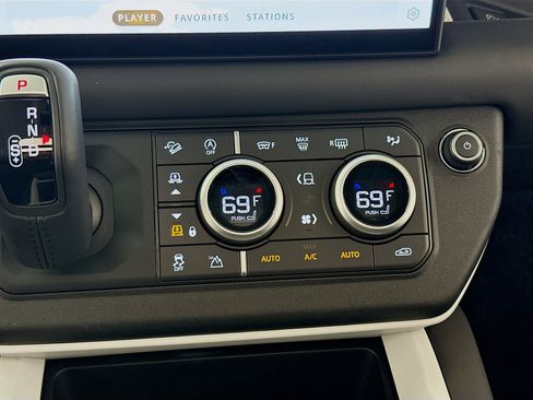 Used 2025 Land Rover Defender 110 X-Dynamic SE image 16