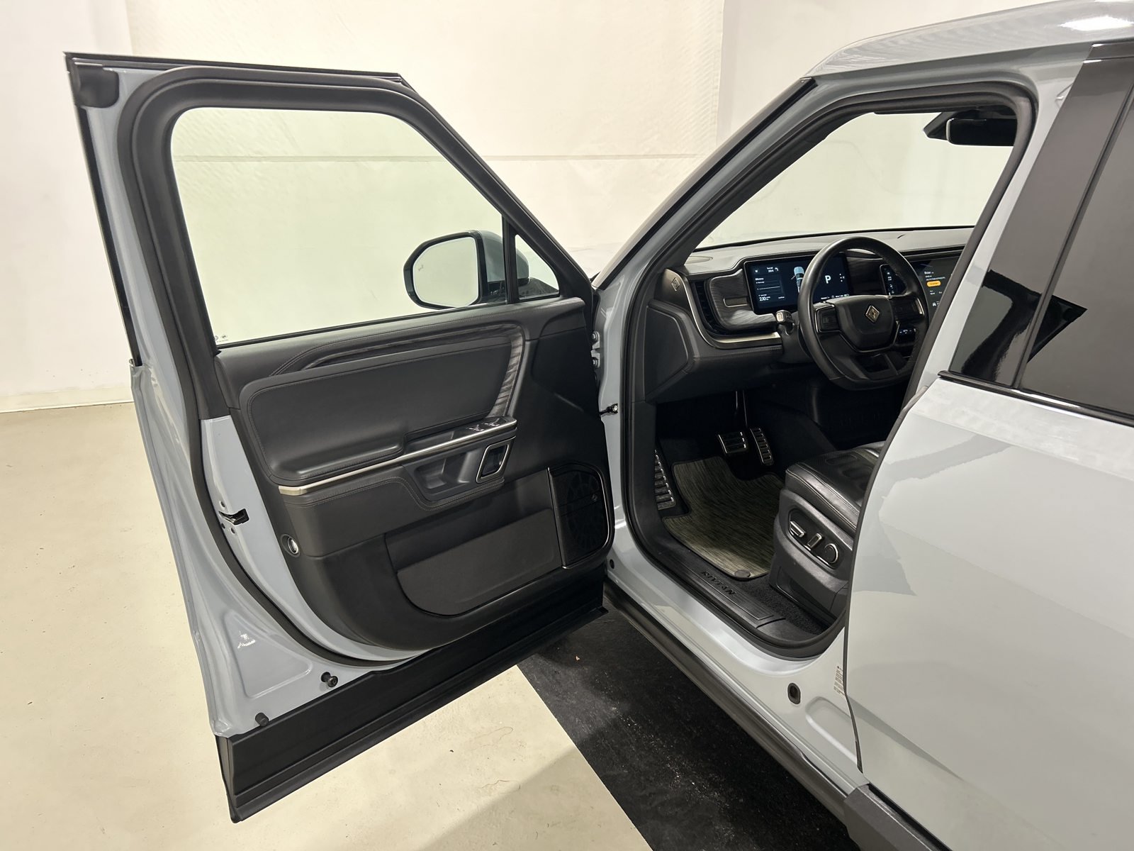 Used 2023 Rivian R1T Adventure Dual AWD/4WD image 16