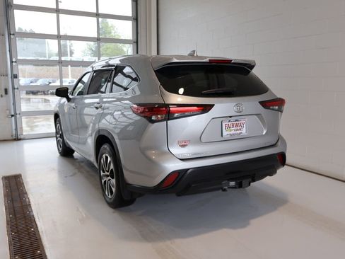 Used 2024 Toyota Highlander XLE AWD/4WD image 8