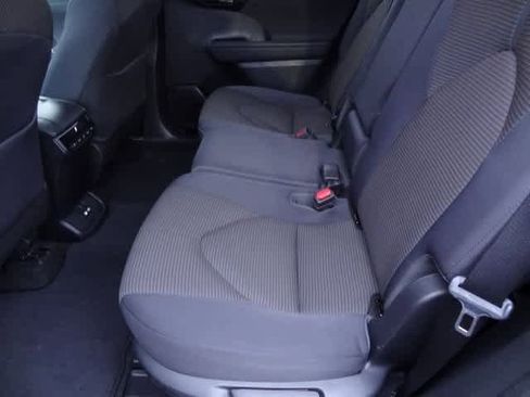 Used 2023 Toyota Highlander LE image 8