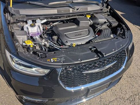 New 2026 Chrysler Pacifica Limited w/ Uconnect Theater Family Group image 29