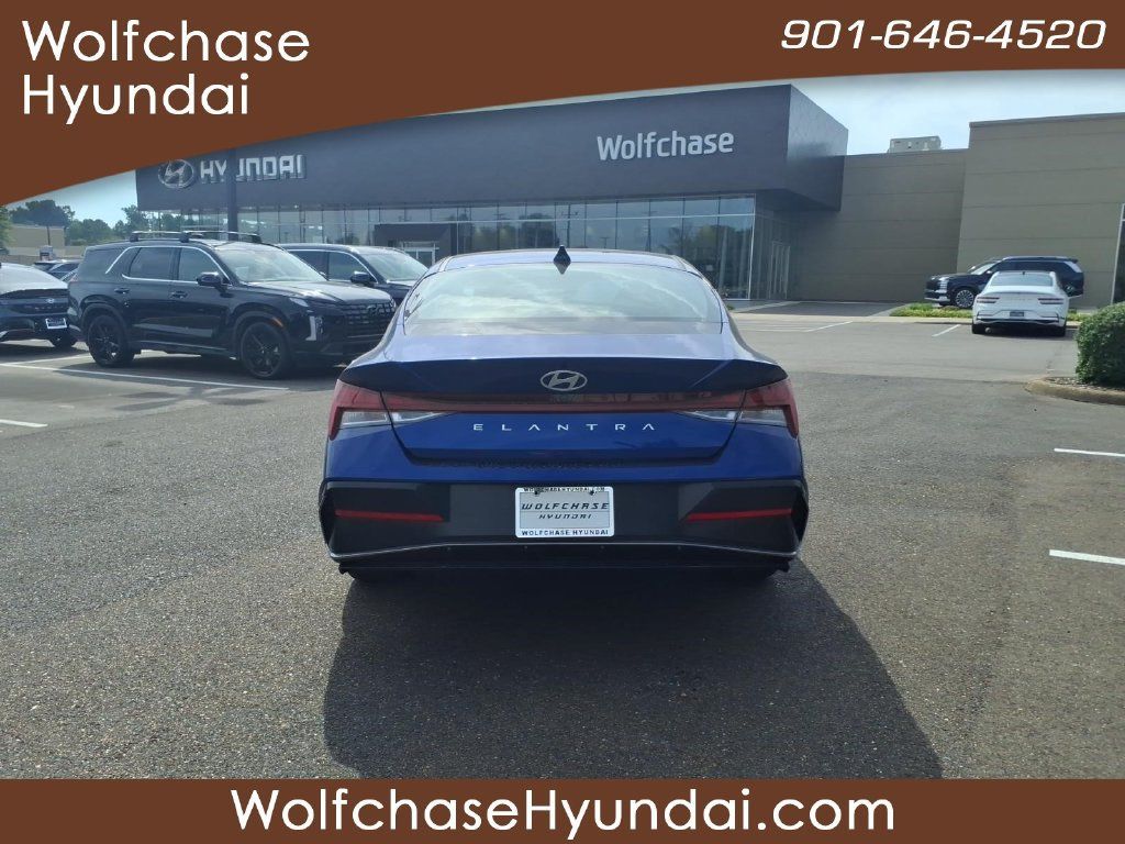 Used 2025 Hyundai Elantra SEL FWD image 4