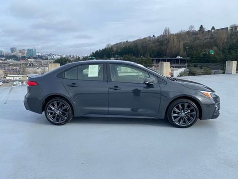 Certified 2025 Toyota Corolla SE image 3