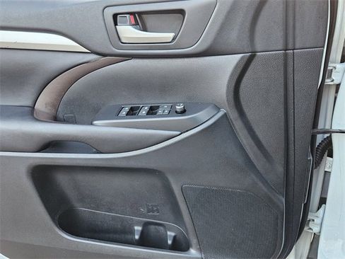 Used 2019 Toyota Highlander XLE image 26