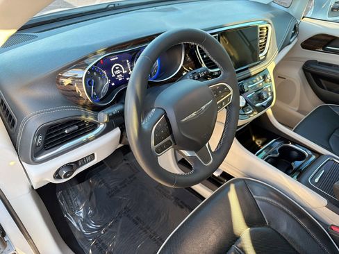 Used 2022 Chrysler Pacifica Limited image 26