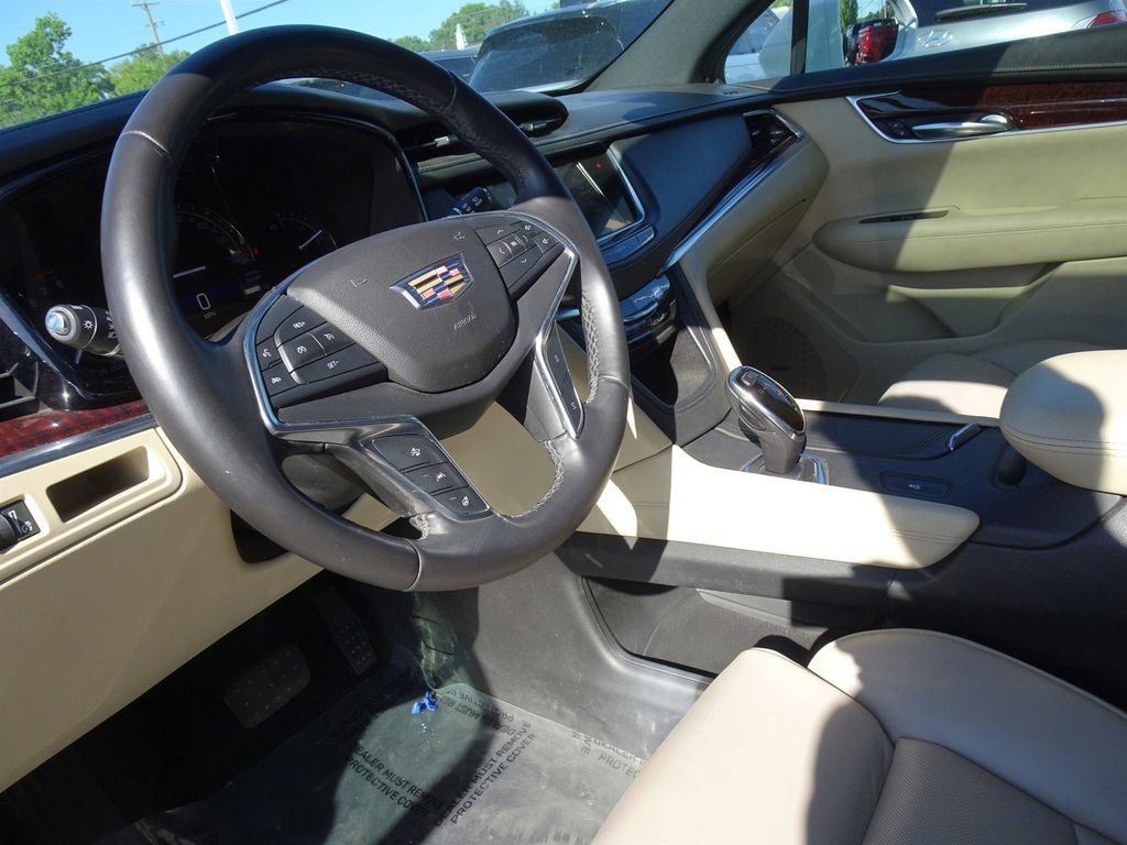 Used 2017 Cadillac XT5 Luxury w/ Driver Awareness Package FWD image 12