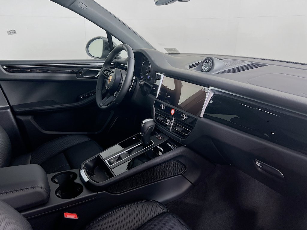 Certified 2026 Porsche Macan AWD/4WD image 31
