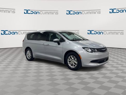 Used 2023 Chrysler Voyager LX image 2