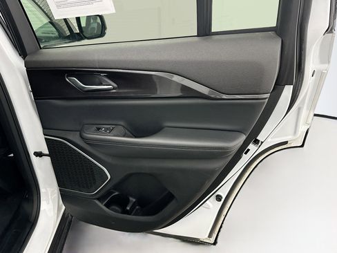 Used 2023 Jeep Grand Cherokee Altitude image 32