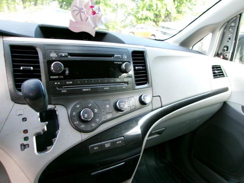Used 2011 Toyota Sienna LE FWD image 14