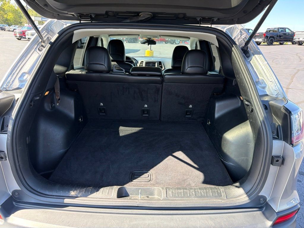 Used 2019 Jeep Cherokee Latitude Plus w/ Cold Weather Group AWD/4WD image 9