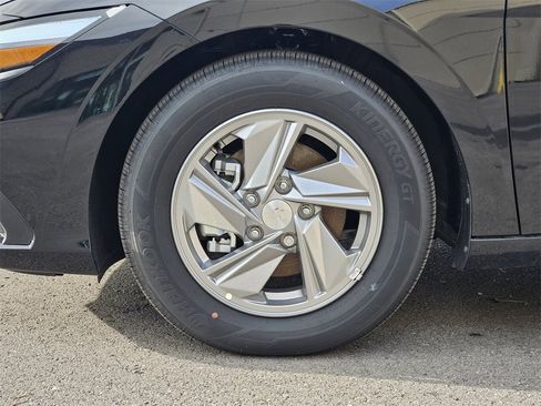 New 2025 Hyundai Elantra SE image 12