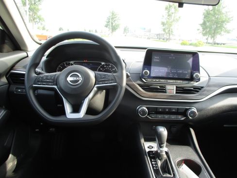 Used 2025 Nissan Altima 2.5 SV FWD image 9