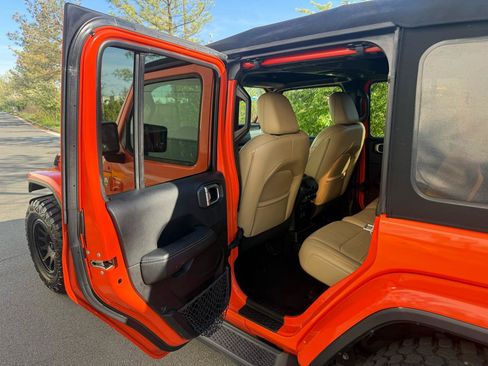 Used 2018 Jeep Wrangler Unlimited Sahara image 14