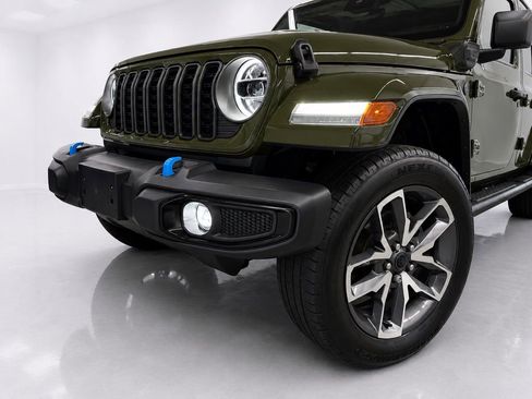 Used 2024 Jeep Wrangler Unlimited w/ Convenience Group AWD/4WD image 8