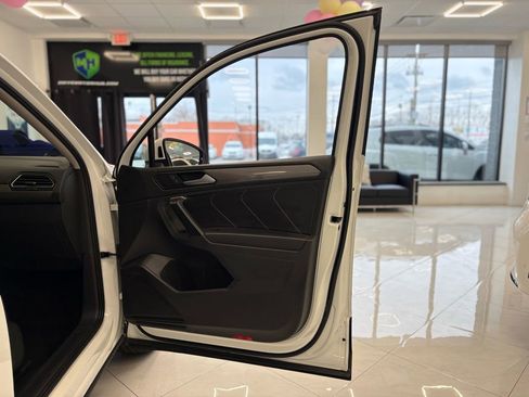Used 2024 Volkswagen Tiguan SE image 40