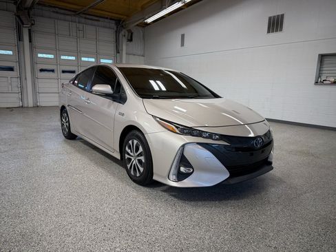Used 2021 Toyota Prius Prime Limited image 6