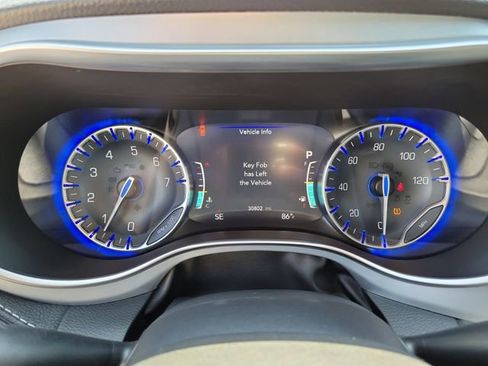 Used 2025 Chrysler Pacifica Limited FWD image 9