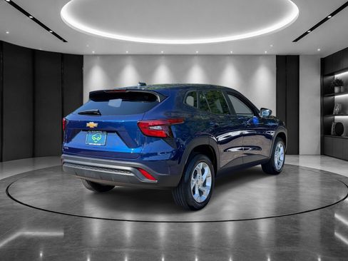 Used 2024 Chevrolet Trax LS w/ LS Convenience Package FWD image 4