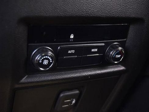 Used 2022 Chevrolet Traverse LT image 27