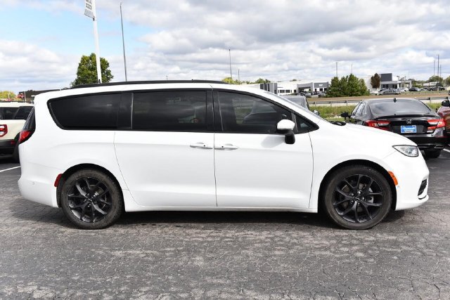 Used 2023 Chrysler Pacifica Touring-L w/ S Appearance Package FWD image 5