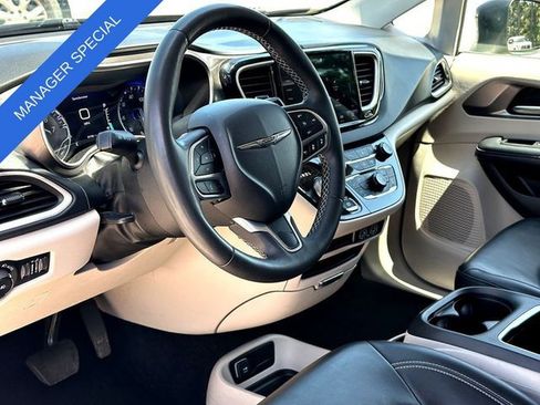 Used 2023 Chrysler Pacifica Touring-L FWD image 13