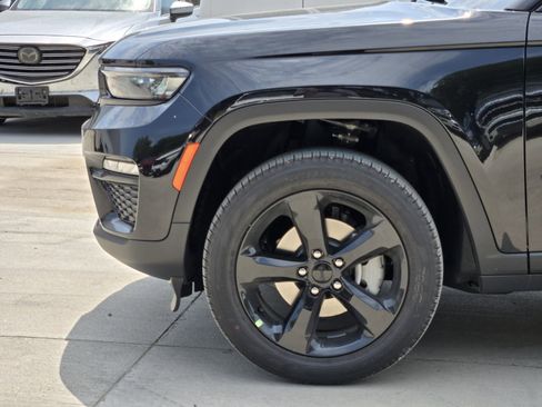 New 2025 Jeep Grand Cherokee Limited w/ Black Appearance Package image 9