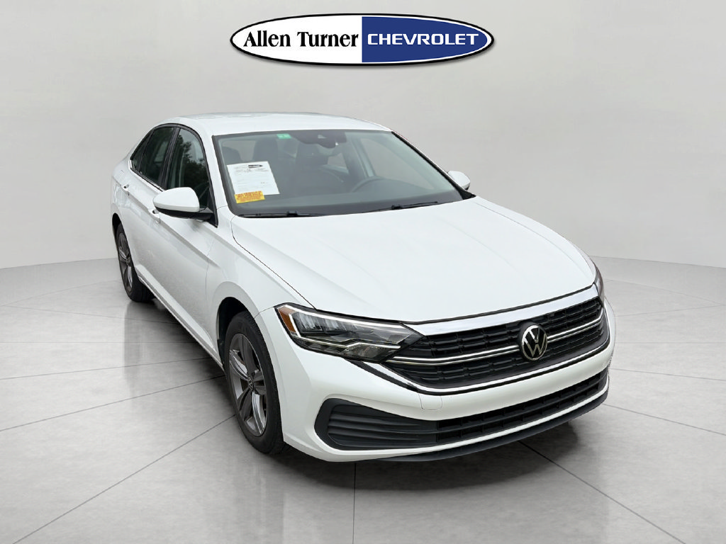 Used 2023 Volkswagen Jetta SE FWD image 2