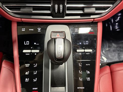 Certified 2026 Porsche Macan AWD/4WD image 34