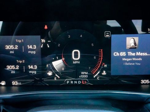 Used 2025 GMC Canyon Elevation image 35