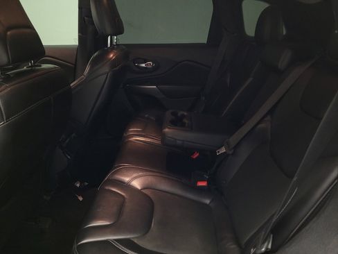 Used 2019 Jeep Cherokee Latitude Plus w/ Comfort/Convenience Group image 18