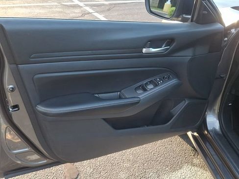 Used 2025 Nissan Altima 2.5 SV FWD image 12