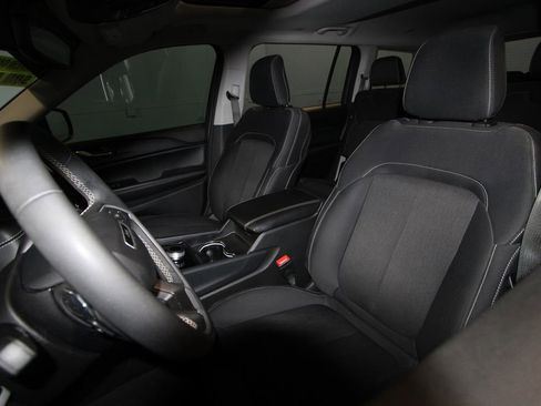 Used 2024 Jeep Grand Cherokee L Laredo AWD/4WD image 4