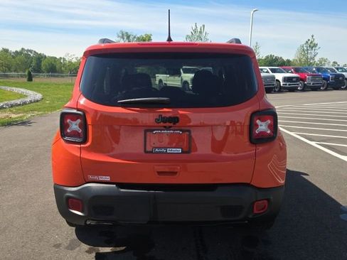 Used 2020 Jeep Renegade Altitude w/ UConnect 8.4 Nav Group FWD image 9