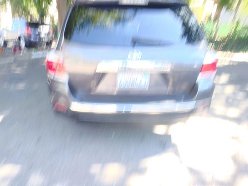 Used 2012 Toyota Highlander SE w/ Tow Pkg FWD image 17