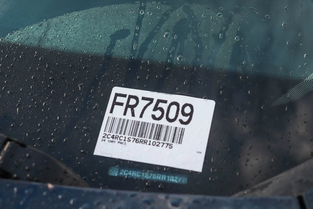 Used 2024 Chrysler Pacifica Limited FWD image 31