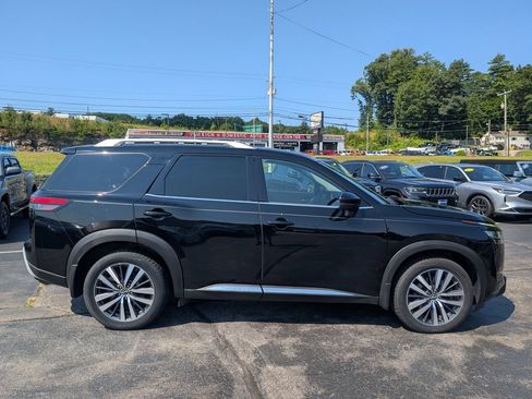 Used 2022 Nissan Pathfinder Platinum w/ Cargo Package AWD/4WD image 10