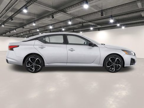 Used 2024 Nissan Altima 2.5 SR FWD image 8