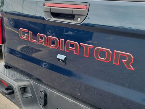 Used 2025 Jeep Gladiator Sport AWD/4WD image 9