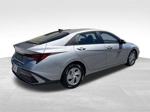 Certified 2026 Hyundai Elantra SE FWD image 7
