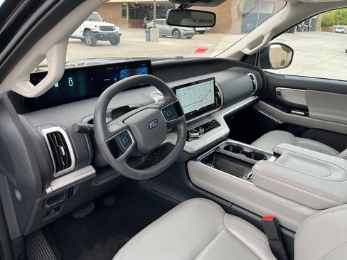 Used 2025 Ford Expedition Active RWD image 12