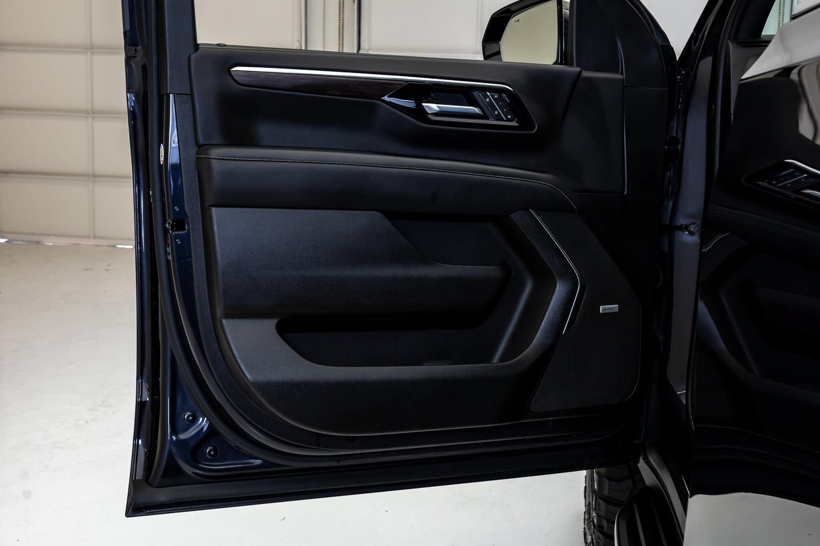 Used 2025 Chevrolet Suburban Premier AWD/4WD image 34
