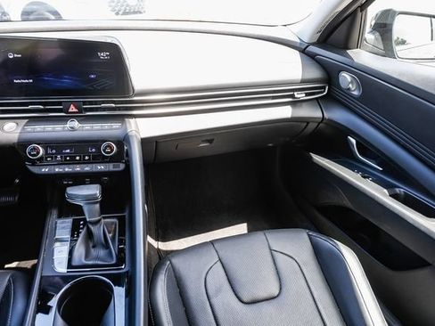 Certified 2022 Hyundai Elantra Limited FWD image 18