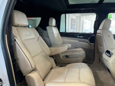 Used 2023 Cadillac Escalade ESV Premium Luxury AWD/4WD image 25