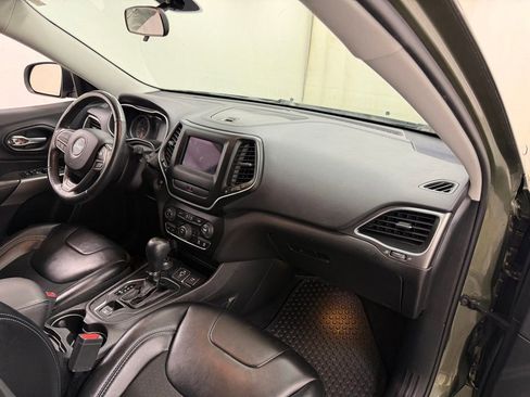 Used 2019 Jeep Cherokee Latitude Plus w/ Cold Weather Group AWD/4WD image 12